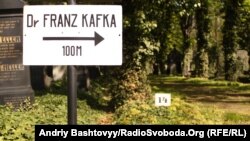 Указальнік да магілы Кафкі на Альшанскіх кладах у Празе