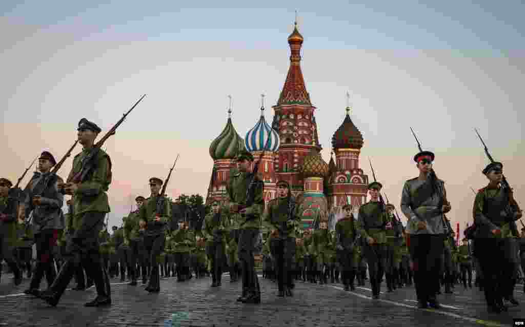 Members of Russia&#39;s Squadron of the Special Guards dressed like Russian soldiers of World War I perform during the closing of the International Military Music Festival on Moscow&#39;s Red Square. (epa/Sergei Ilnitsky)