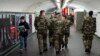 Солдаты в парижском метро 