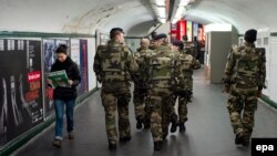 Солдаты в парижском метро 