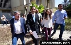 ხუან გუაიდო (ცენტრში) თავის მეუღლესთან, ფაბიანა როსალესთან ერთად კარაკასის უნივერსიტეტში. 2019 წ. 31 იანვარი.