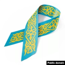 Казахстанский символ Дня Победы — желто-голубая лента цветов с национальным орнаментом.