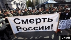 Протест біля посольства Росії в Києві, де проходять вибори до російської Державної думи, 18 вересня 2016 року 