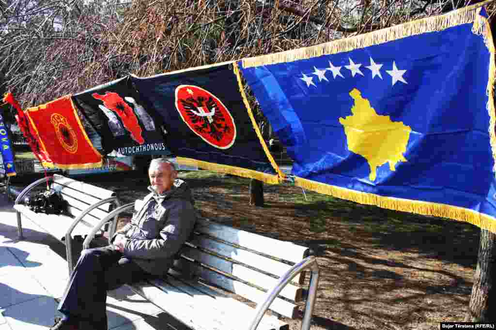 Përveç flamurit të Kosovës, në Prishtinë janë vendosur edhe ai i Dardanisë, flamuri i UÇK-së dhe flamuri kombëtar shqiptar.