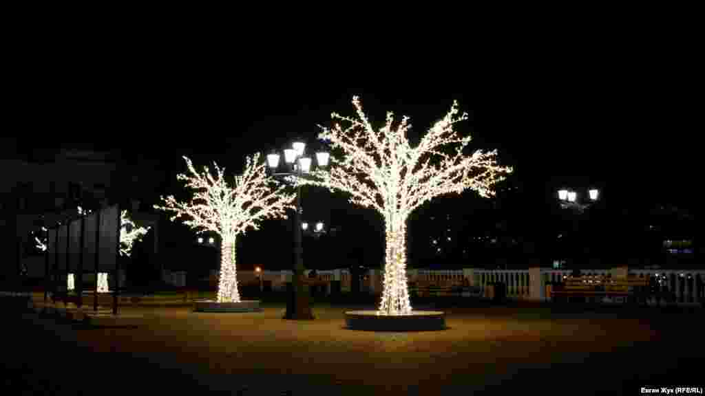Светящиеся деревья на Приморском бульваре