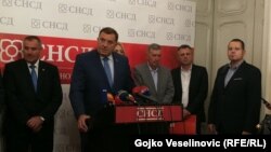 Milorad Dodik (u sredini) na pres-konferenciji