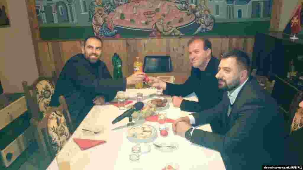 МАКЕДОНИЈА - И ние младите генерации во Дебар ги продолжуваме добрите меѓуверски односи кои со векови се присутни на овие простори, бидејќи имаме обврска од постарите генерации да ја почитуваме верската толеранција, изјавија денеска новиот дебарски муфтија Решат Качалнику и отецот на МПЦ – ОА во Дебар, Мики Ангеловски, на средбата во црквата Света Петка, каде муфтијата го честиташе Велигден.