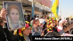 اعضاء ومؤيدو حزب العمال الكردستاني التركي يتظاهرون في أربيل للتنديد بمقتل ثلاث ناشاطات في الحزب بالعاصمة الفرنسية باريس.