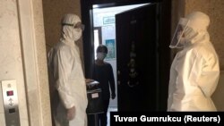 Punëtorë shëndetësorë në Turqi, gjatë vizitave nëpër shtëpitë e personave të infektuar me COVID-19. Foto ilustruese.