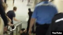 Сотрудник минской полиции избивает в метро слепца. 