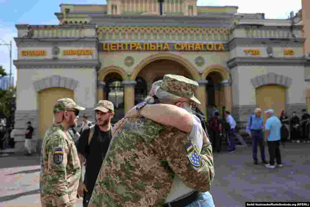 Побратими загиблого під час прощання