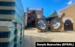 Паки с бутылками под вино на территории завода