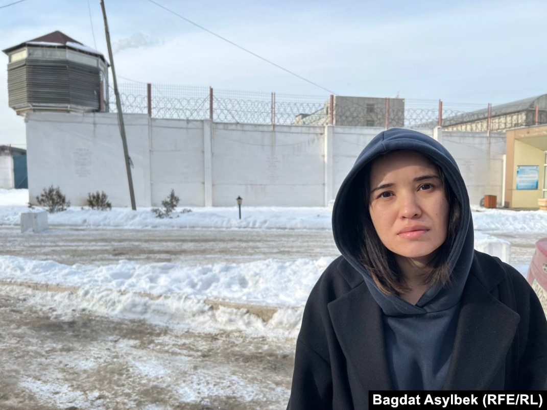 Ер адам көлікке мініп кетіп бара жатыр Ер адам көлікке мініп кетіп бара жатыр