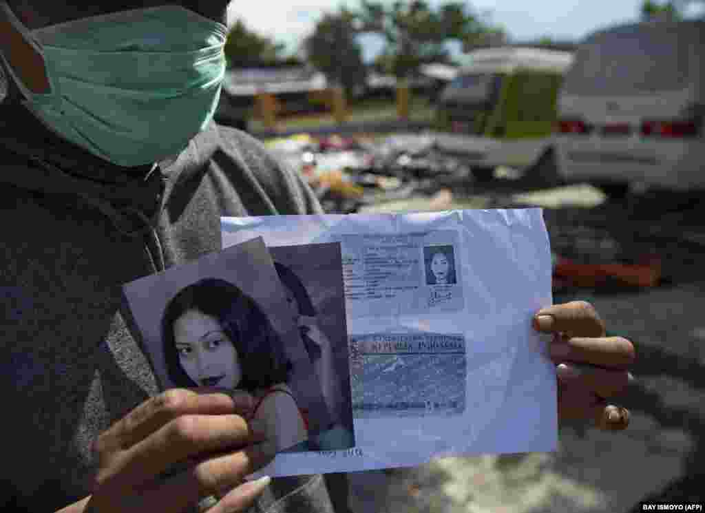 شمار قربانیان زمین&zwnj;لرزه و سونامی در جزیره سولاوسی در اندونزی از ۱۳۰۰ نفر فرارتر رفته&zwnj;است. اما بسیاری هنوز ناپدید محسوب می&zwnj;شوند، عکس&zwnj;هایی از زنان و مردان و کودکان در خیابان&zwnj;ها نصب شده و برخی کوچه&zwnj;به&zwnj;کوچه دنبال عزیزان خود می&zwnj;گردند، و برخی دیگر پس از چند روز موفق شده&zwnj;اند پیکر بستگان خود را بیابند.