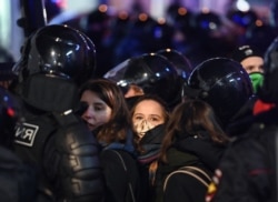Сторонники Алексея Навального в окружении ОМОНа, Москва, 2 февраля 2021 года