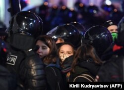 Сторонники Алексея Навального в окружении ОМОНа, Москва, 2 февраля 2021 года
