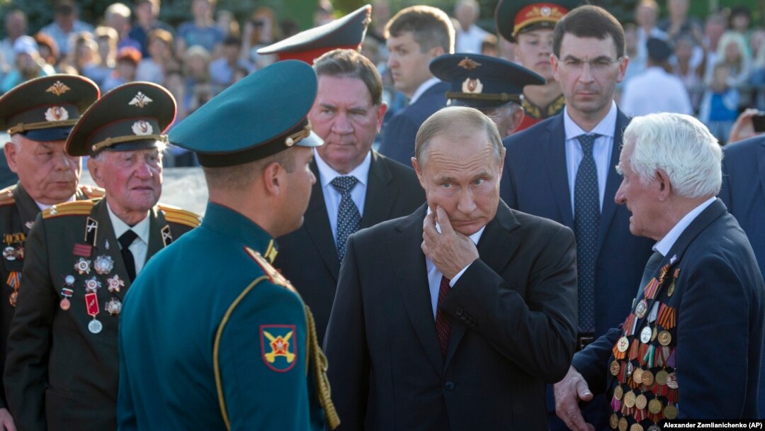 Президент России Владимир Путин с ветеранами Второй мировой войны в Курске