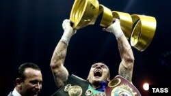 У ніч на 22 липня український боксер Олександр Усик став абсолютним чемпіоном світу у ваговій категорії до 90,7 кілограма