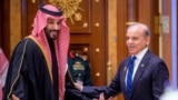 محمد بن سلمان (چپ) و شهباز شریف امضای خود را پای این پیمان مشترک گذاشتند؛ عکس از سال ۲۰۲۴
