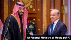 محمد بن سلمان (چپ) و شهباز شریف امضای خود را پای این پیمان مشترک گذاشتند؛ عکس از سال ۲۰۲۴