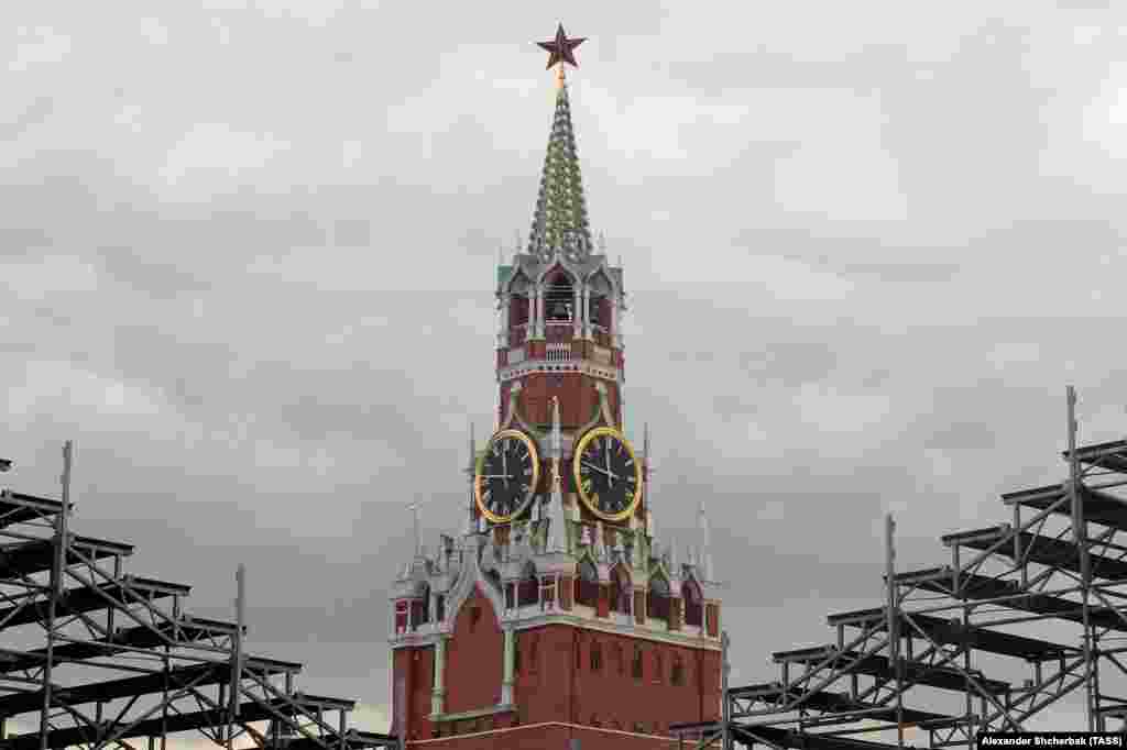 A view of the Spasskaya Tower during assembly work in Red Square. Moscow. (TASS/Alexander Shcherbak)