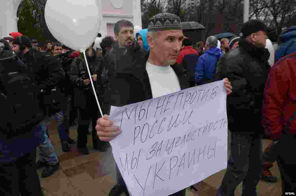 Проукраїнські активісти під час антивоєнної демонстрації біля пам&#39;ятника Тарасу Шевченку в Сімферополі, 7 березня 2014 року