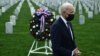 Președintele SUA, Joe Biden, a depus o coroană de flori în cimitirul național Arlington pentru a onora veteranii căzuți în conflictul afgan . Arlington, Virginia, 14 aprilie 2021.
