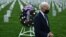 Președintele SUA, Joe Biden, a depus o coroană de flori în cimitirul național Arlington pentru a onora veteranii căzuți în conflictul afgan . Arlington, Virginia, 14 aprilie 2021.