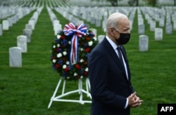U.S. President Joe Biden leaves a wreath in the Arlington National Cemetery in Virginia to honor fallen veterans of the Afghan conflict earlier this year.
