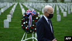 Joe Biden lerótta tiszteletét az afganisztáni háborúban elesett katonák előtt az arlingtoni nemzeti sírkertben, 2021. április 14-én