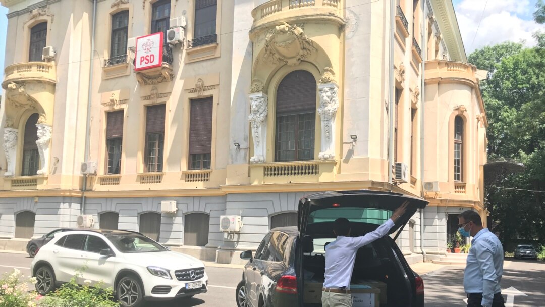 Cutiile cu acte sunt scoase din mașina Biroului Executorului Judecătoresc