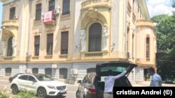 Cutiile cu acte sunt scoase din mașina Biroului Executorului Judecătoresc