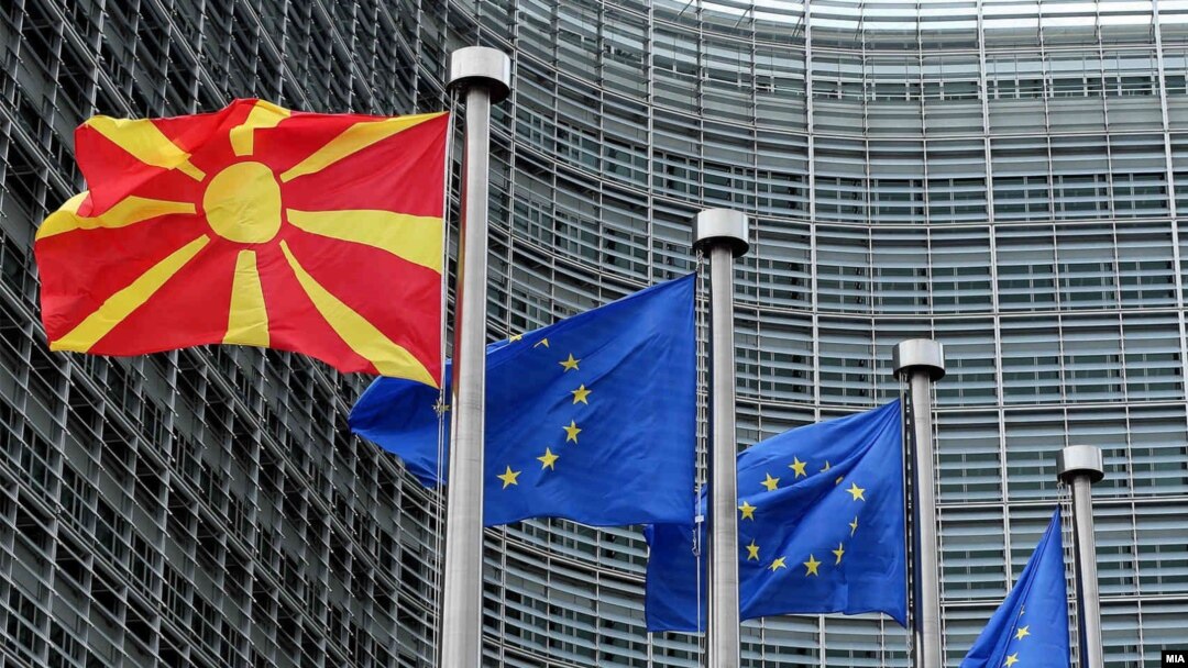 Македонско знаме и знамиња на ЕУ