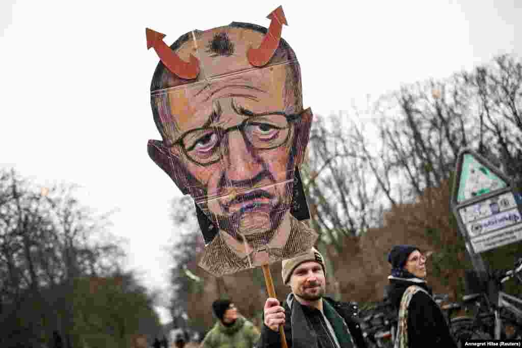 Një karikaturë që paraqet Merzin si djall, gjatë protestës në Berlin.