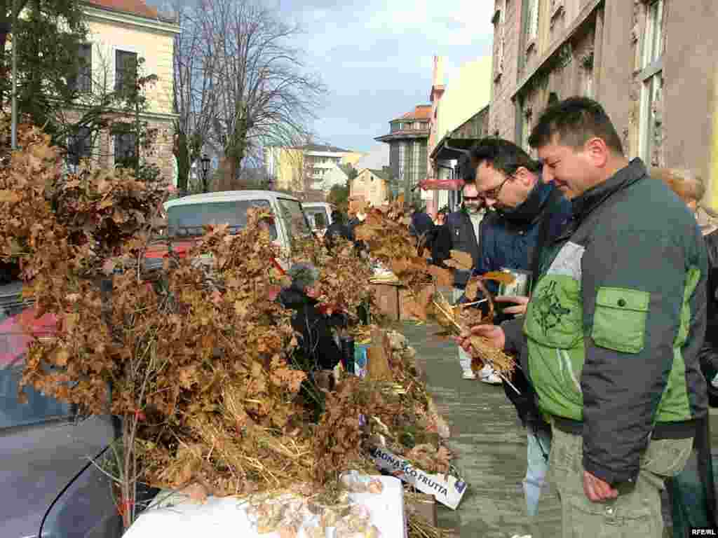 FOTO : Branko Vučković - Pred Božić se na ulicama svih gradovao prodavao badnjak, na fotografiji je prodaja badnjaka u Kragujevcu