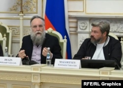 Aleksandar Dugin i Konstantin Malofejev na osnivačkom skupu ISL Paladins, Sankt Peterburg, septembar 2025.