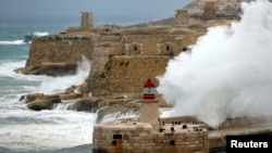 Мальтадагы деңиз жээги. Иллюстрациялык сүрөт.