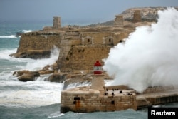 Хвилі розбиваються об хвилеріз та форт Рікасолі біля входу до Великої гавані у столиці Мальті Валетті