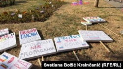Transparenti u parku Manjež pred Prajd šetnju.