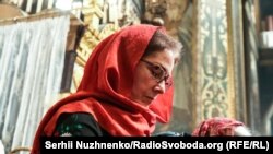 Посол США на Украине Мэри Йованович во время пасхального богослужения в Киеве