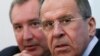 Ministrul de externe rus Serghei Lavrov (dreapta) și fostul viceprim-ministru rus Dmitri Rogozin 