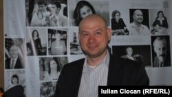 Robert Adam în studioul Europei Libere de la Chișinău