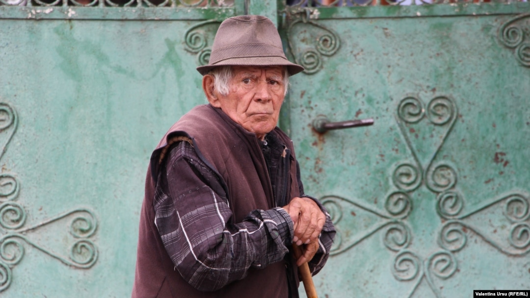 Beneficiarii proiectului prin care guvernul împinge vârsta pensionării spre 70 de ani spun că legea nu a fost făcută „cu cap” și că încalcă dreptul fiecărei companii de a dispune asupra politicii proprii de resurse umane.