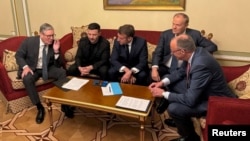 Prim-ministrul britanic Keir Starmer, președintele ucrainean Volodimir Zelenski, președintele francez Emmanuel Macron, cancelarul german Friedrich Merz și prim-ministrul polonez Donald Tusk discută la telefon cu președintele american Donald Trump. Kiev, Ucraina, mai 2025.