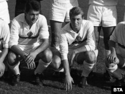 Георги Аспарухов и Никола Котков с екипите на националния отбор преди мача с Белгия, завършил 3:0. Мачът се играе на 26 септември 1965 г.