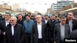 FOTO DE ARHIVĂ: Președintele iranian Masud Pezeshkian (centru) participă la cea de-a 47-a aniversare a Revoluției Islamice la Teheran, Iran, pe 11 februarie 2026.