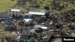Одно из поселений на Фиджи, разрушенное в результате циклона, 21 февраля 2016 года