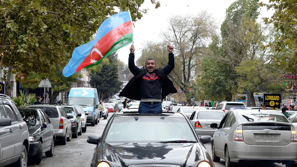 Азербайджанские в питере. Нагорный Карабах азербайджанский флаг. Автопробег азербайджанцев. Российский флаг Арцах. Российский флаг с карабахским.