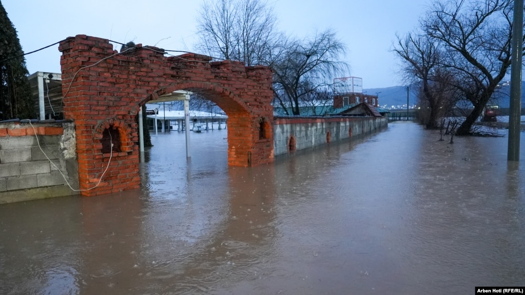 Autoritetet lokale në Drenas kanë thënë se shumë segmente rrugore janë vërshuar më 6 janar, duke apeluar qytetarët që të zgjedhin rrugë alternative. 
