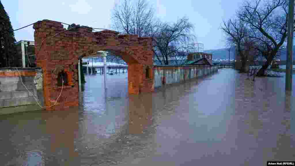 Lokalne vlasti u Drenasu saopštile su da je više putnih dionica poplavljeno 6. januara, te su apelovale na građane da koriste alternativne pravce.